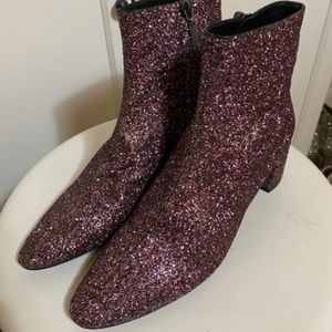 SAINT LAURENT
Loulou 50 glitter ankle boots